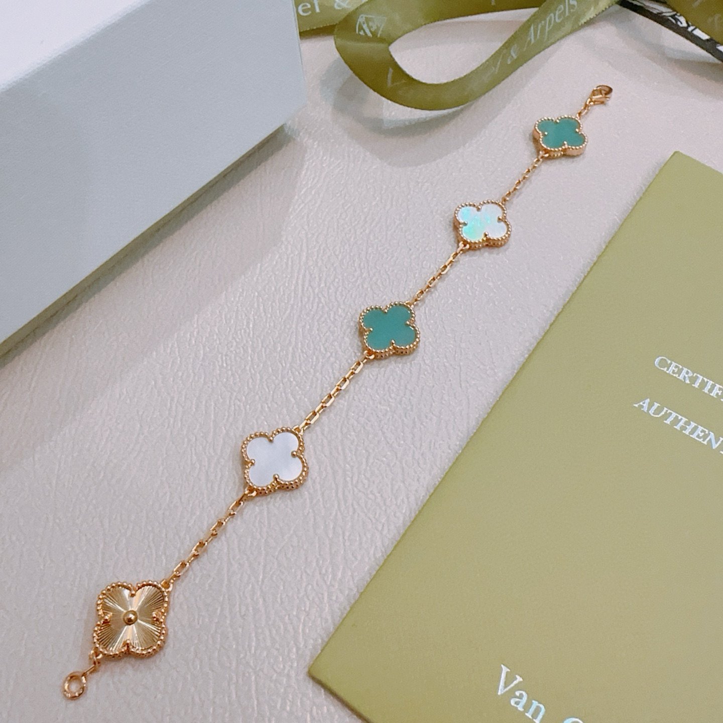 Pulseira Van Cleef Arpels Alhambra Metal em ouro rosa com motivos de trevo de quatro folhas em ouro rosa azul turquesa e madrepérola branca guilhoché 18 cm