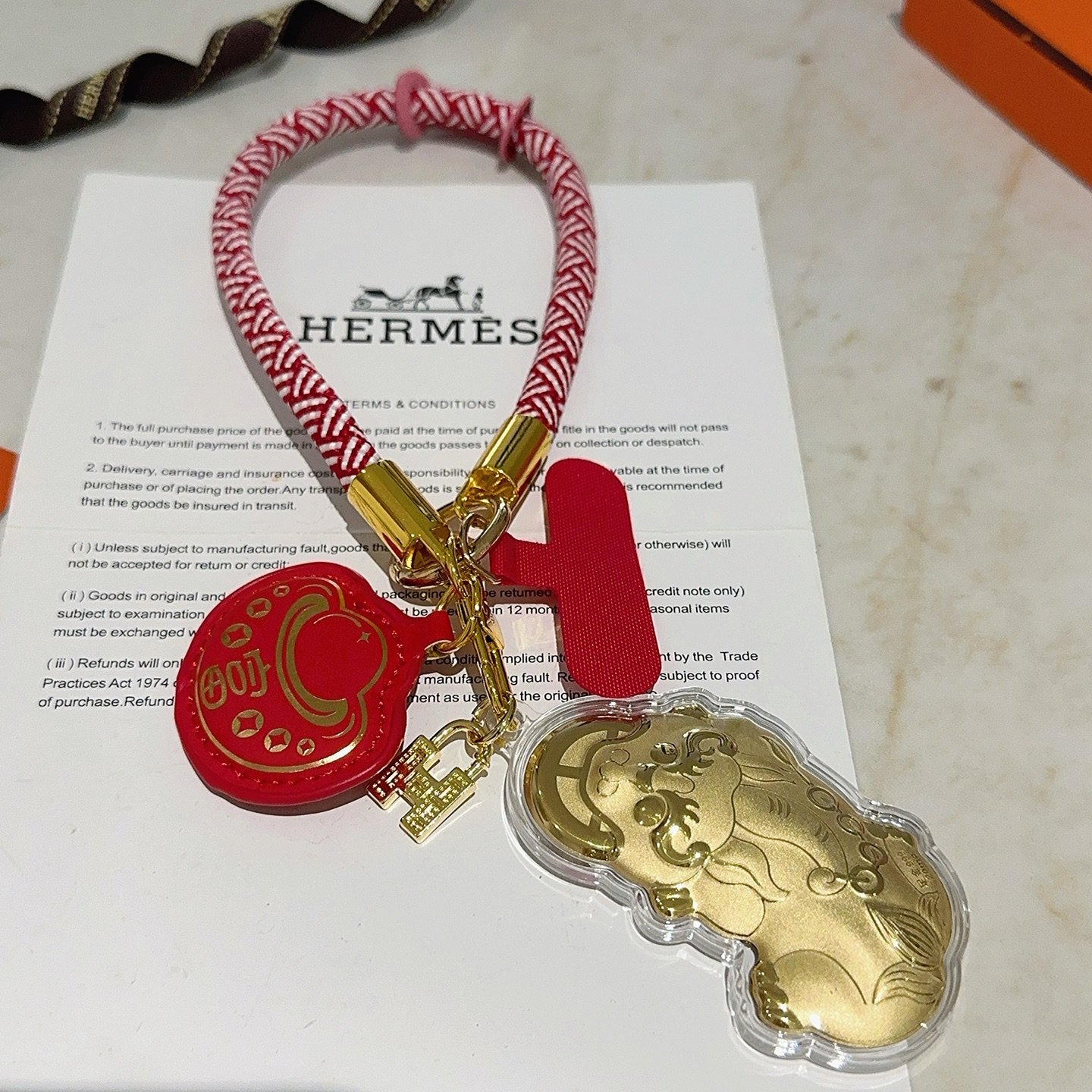 Hermes Lucky Pixiu Charm Llavero colgante Metal dorado cordón trenzado rojo y blanco cuero rojo acrílico transparente 18cm