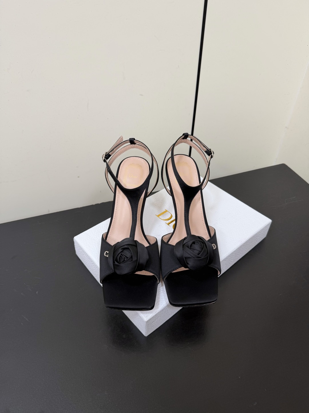 Dior women's shoes Dior flower-embellished high heels. A kind of complex beauty during the economic — Premium Replica