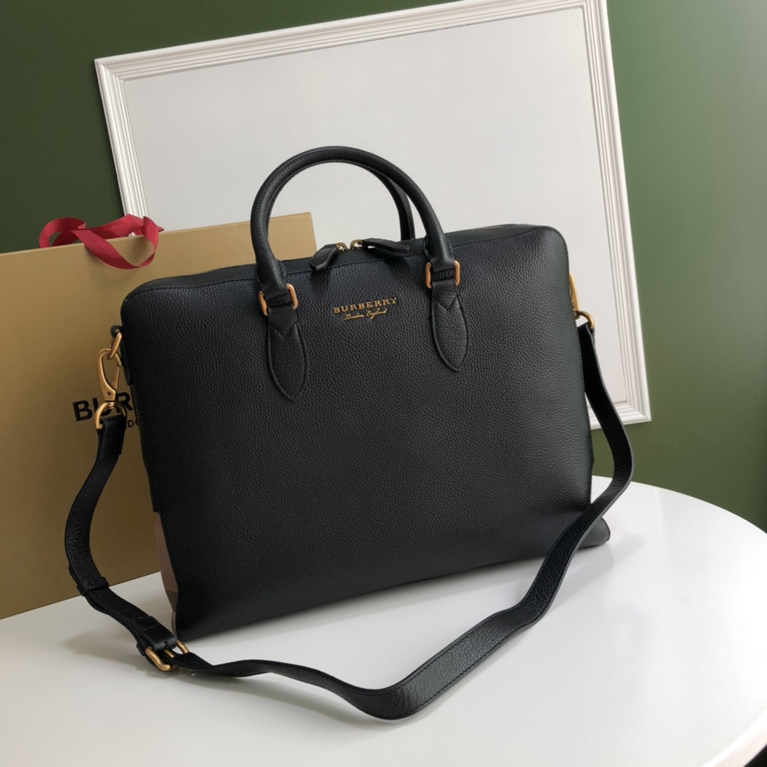 Briefcase B's original and elegant briefcase is made of grained leather. Paired with antique bronze — Premium Replica