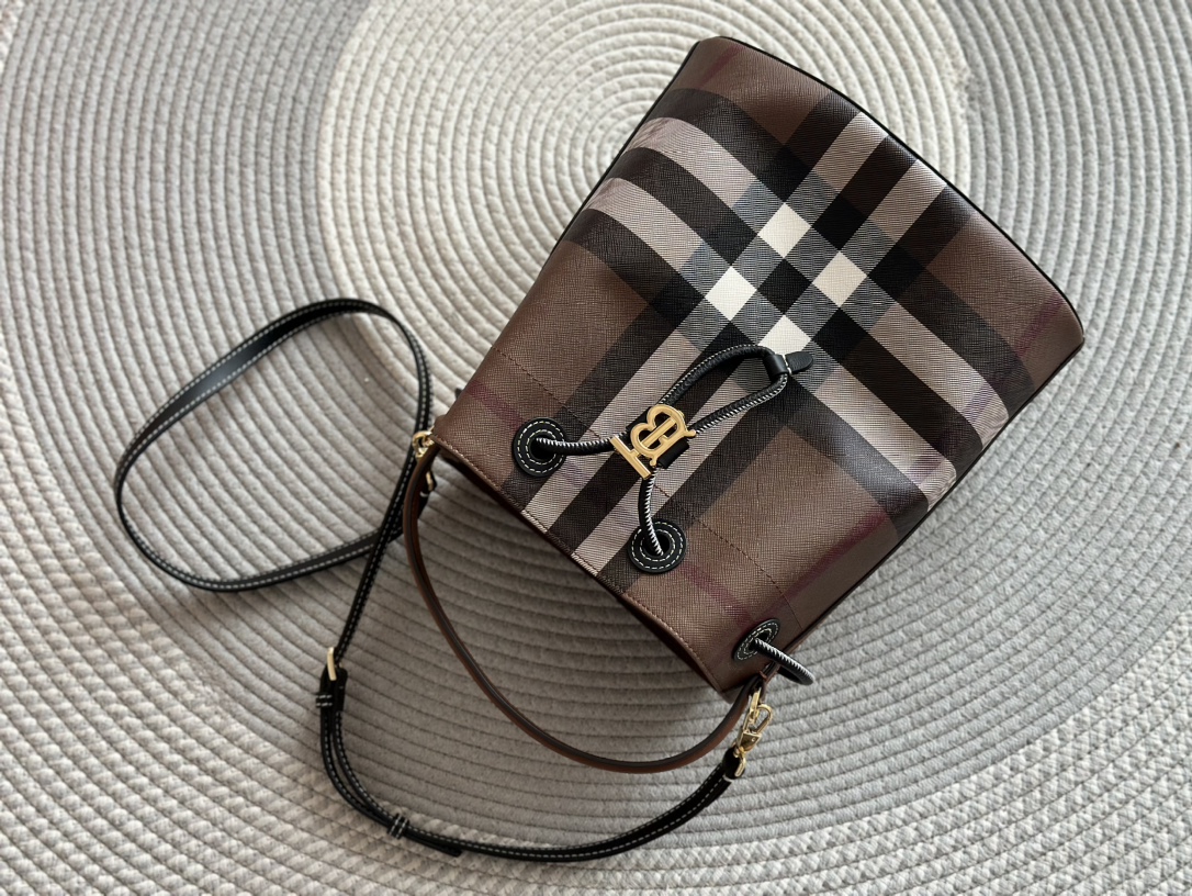Bolso Burberry Viene con correa larga para el hombro, se puede usar con cualquier estilo