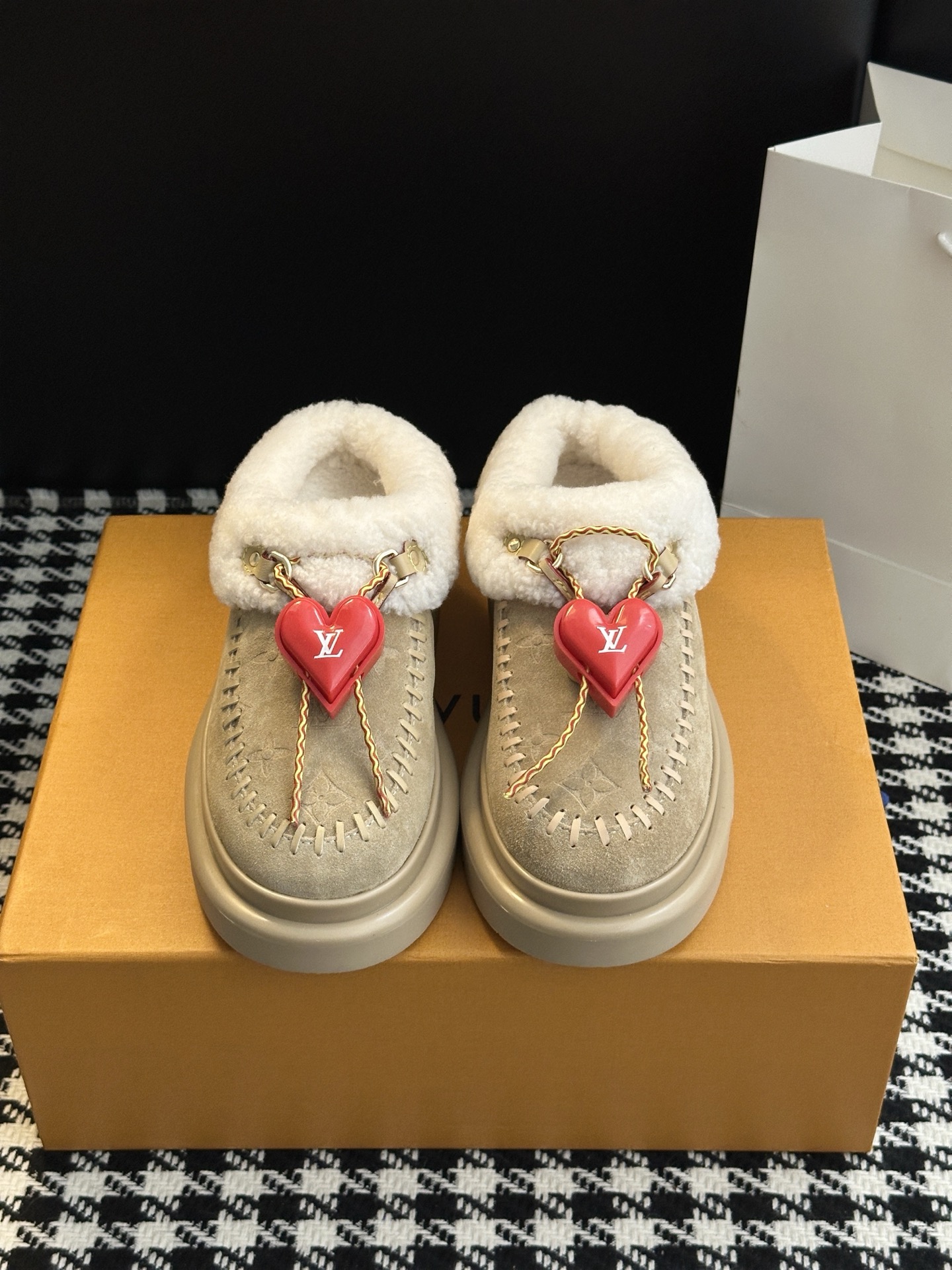LV women's shoes 𝗟𝗩The latest autumn and winter catwalk style fur mops and snow boots — Premium Replica
