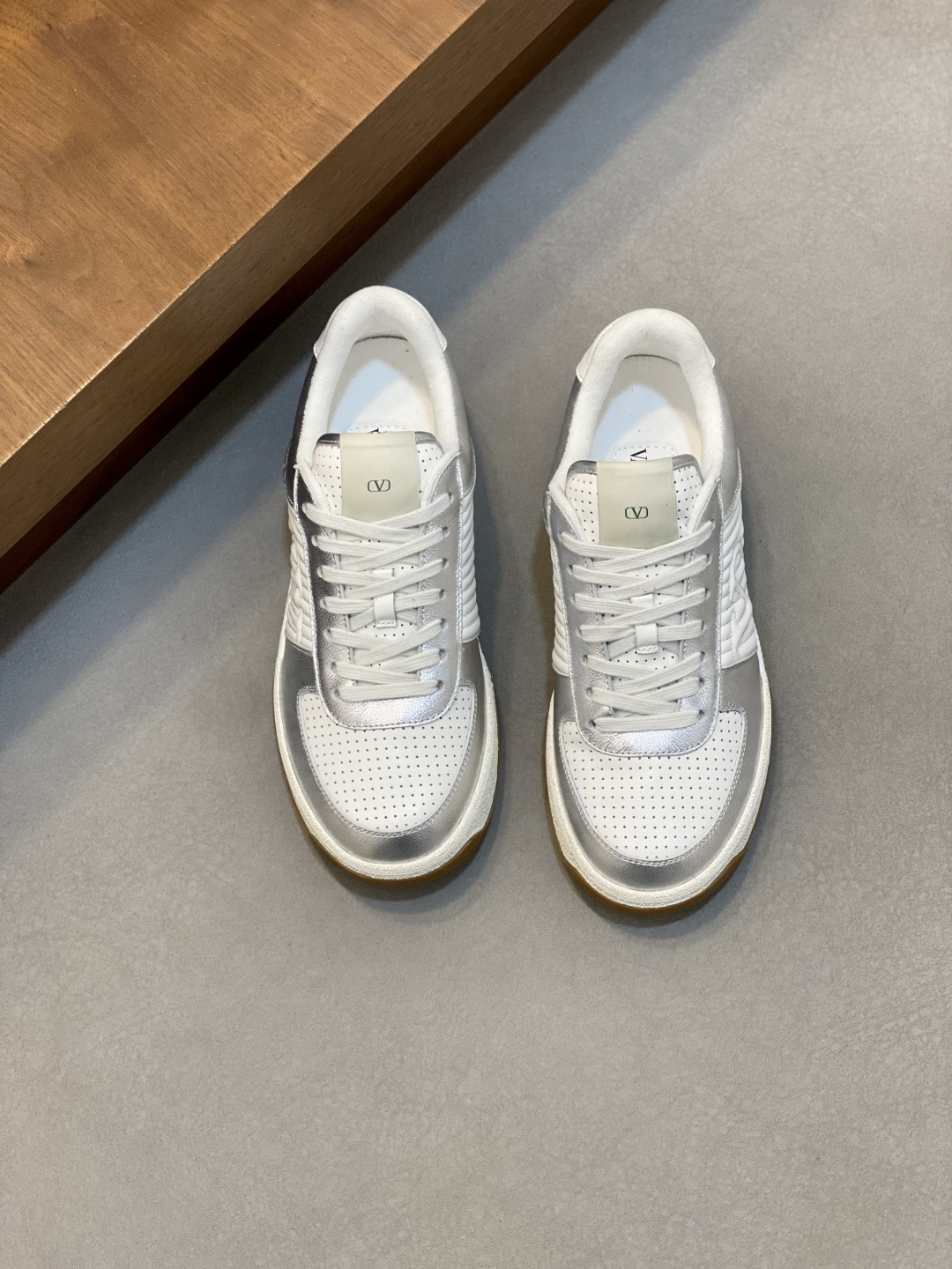 VALENTINO shoe VLTN 𝑶𝒏𝒆𝑺𝒕𝒖𝒅 Series 2024 ZP | 𝐓𝐏𝐔 39-44 45 — 1:1 Replica