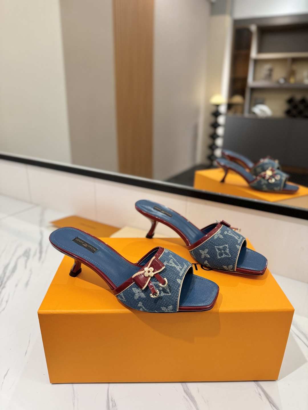 LV women's shoes - The latest catwalk style sandals at our counter, official website series updated simultaneously, perfect last + LV new element button design, full of femininity, noble temperament, original inverted last, ultimate 1:1 shape, high-end quality, imported high-end fabrics showing exquisite texture