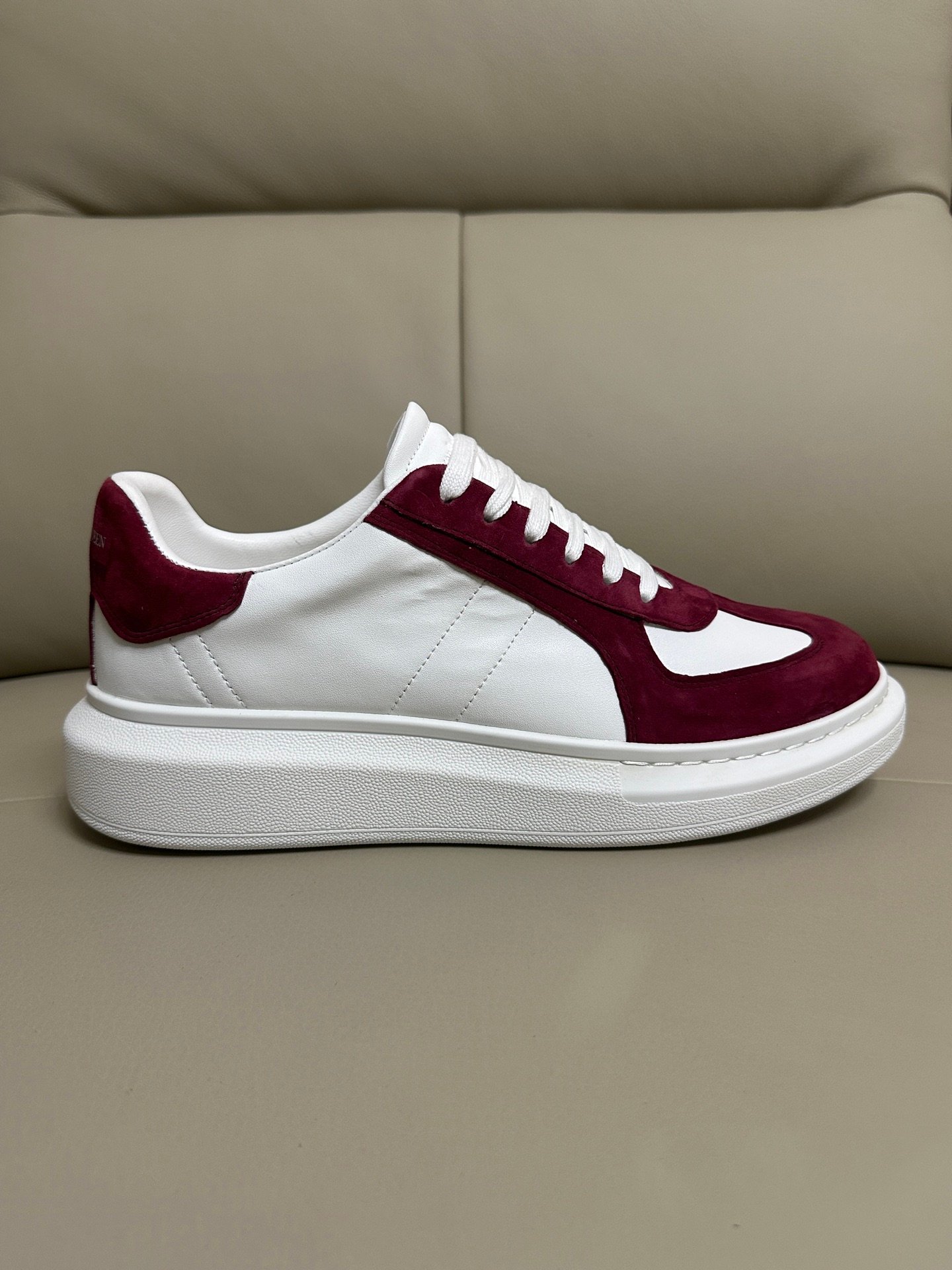 Alexander McQueen Women's Shoes - Professional McQueen factory. Top version. Couple style. Self-produced and sold, men's and women's trendy shoes are complete in styles, reliable quality, first-hand supply, large quantity and excellent price. Welcome to compare.