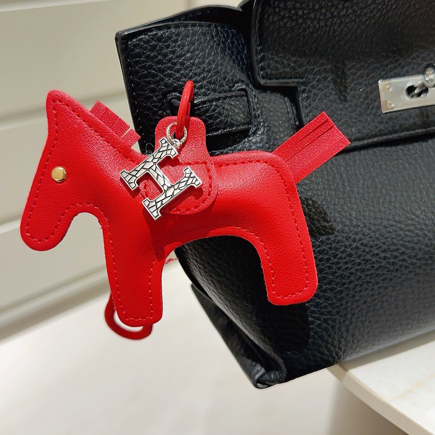 Hermes Rodeo Horse Bag Charm pingente Couro vermelho com ferragens de metal prateado 10 cm