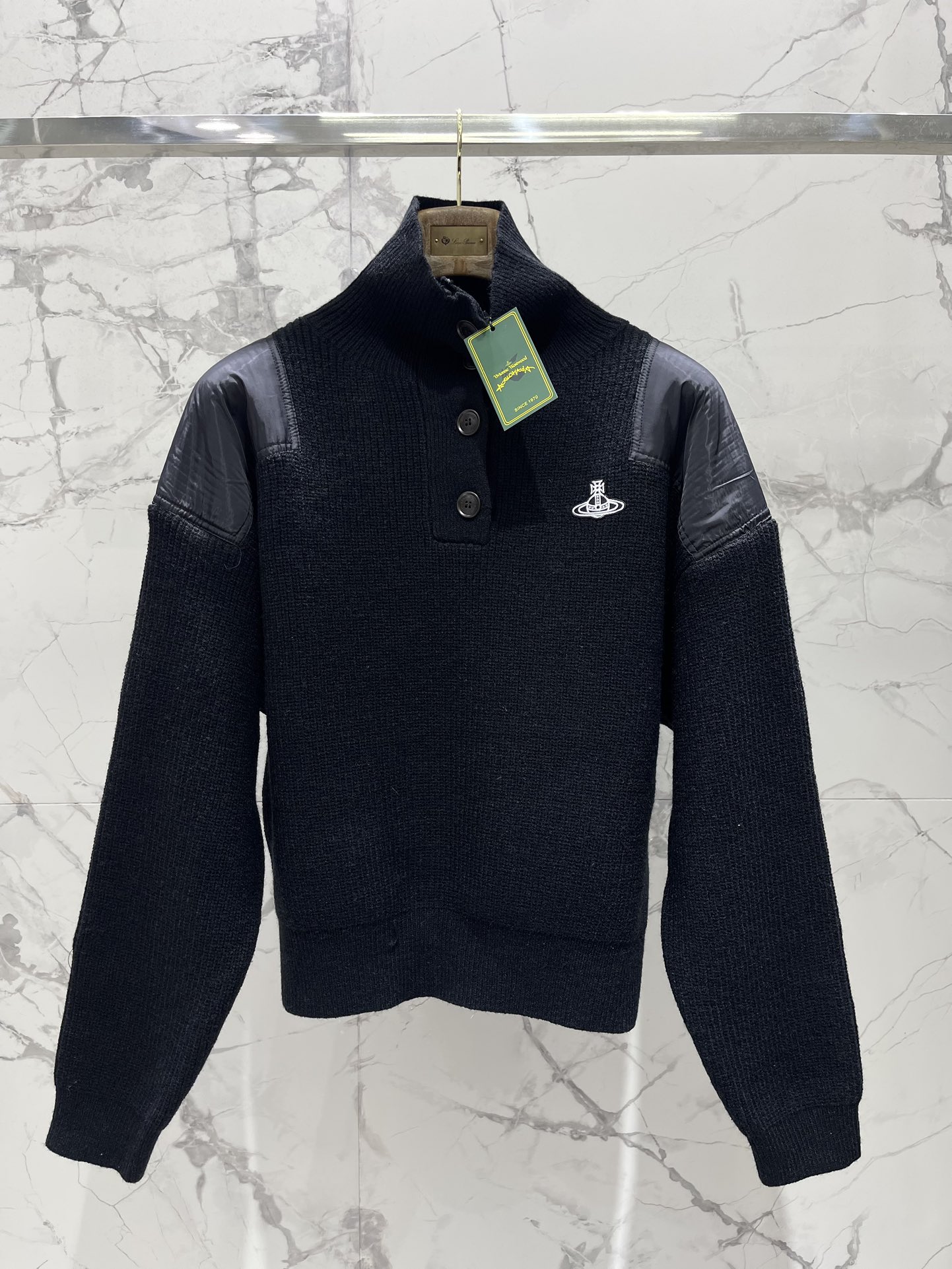 Vivienne Westwood Women 𝐕𝐢𝐯𝐢𝐞𝐧𝐧* Queen Mother New Button Large Lapel Sweater — 1:1 Replica