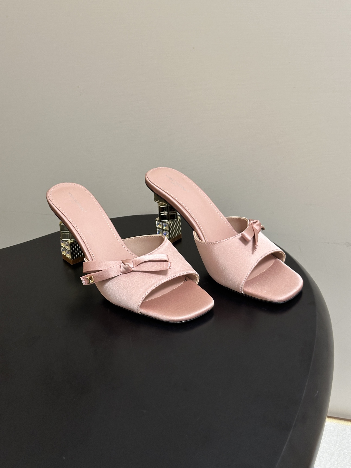 LV women's shoes Ss New Louis vuiteeon Louis Vuitton LV Cube — 1:1 Replica