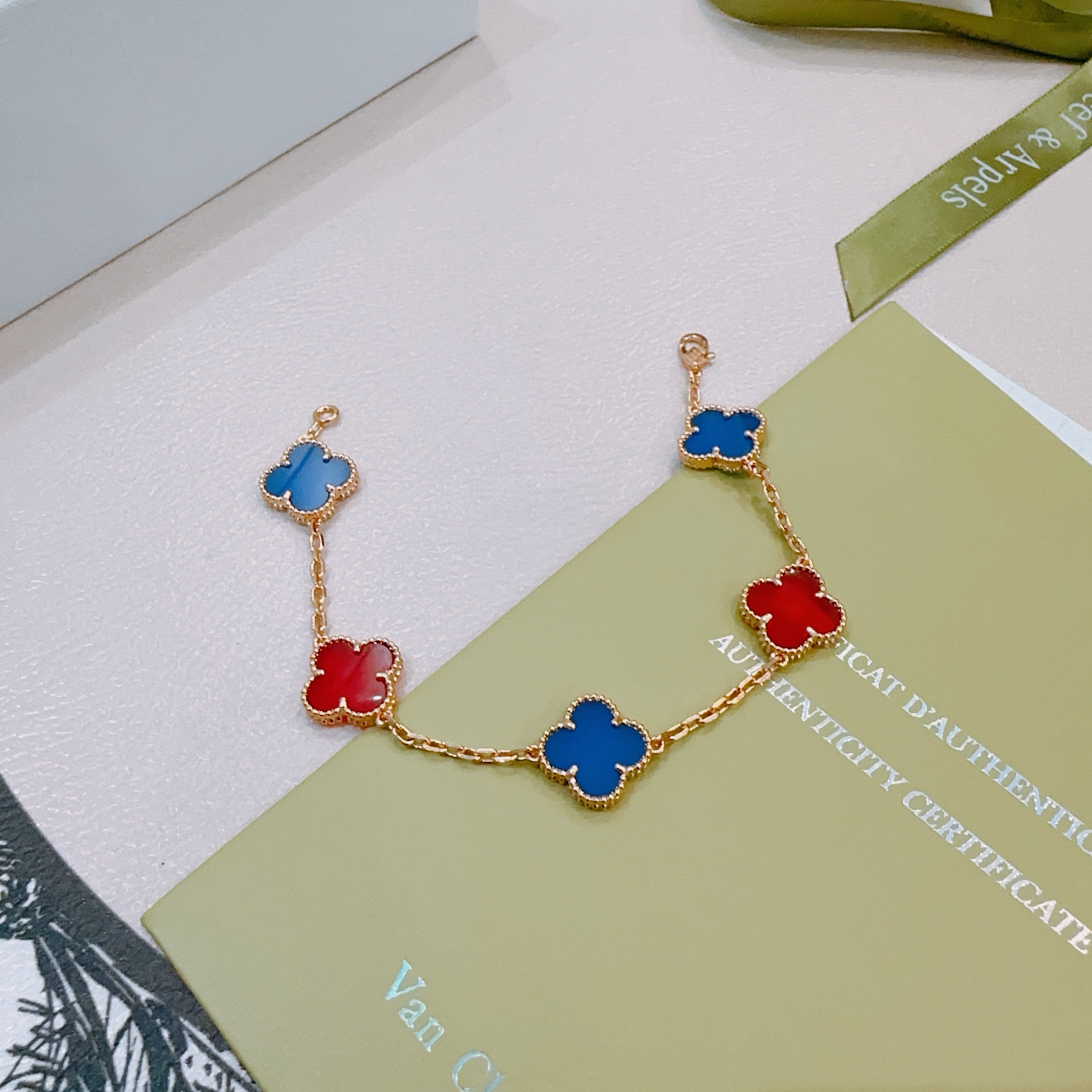 Pulsera Van Cleef Arpels Alhambra Metal dorado con incrustaciones de tréboles azules y rojos 17cm
