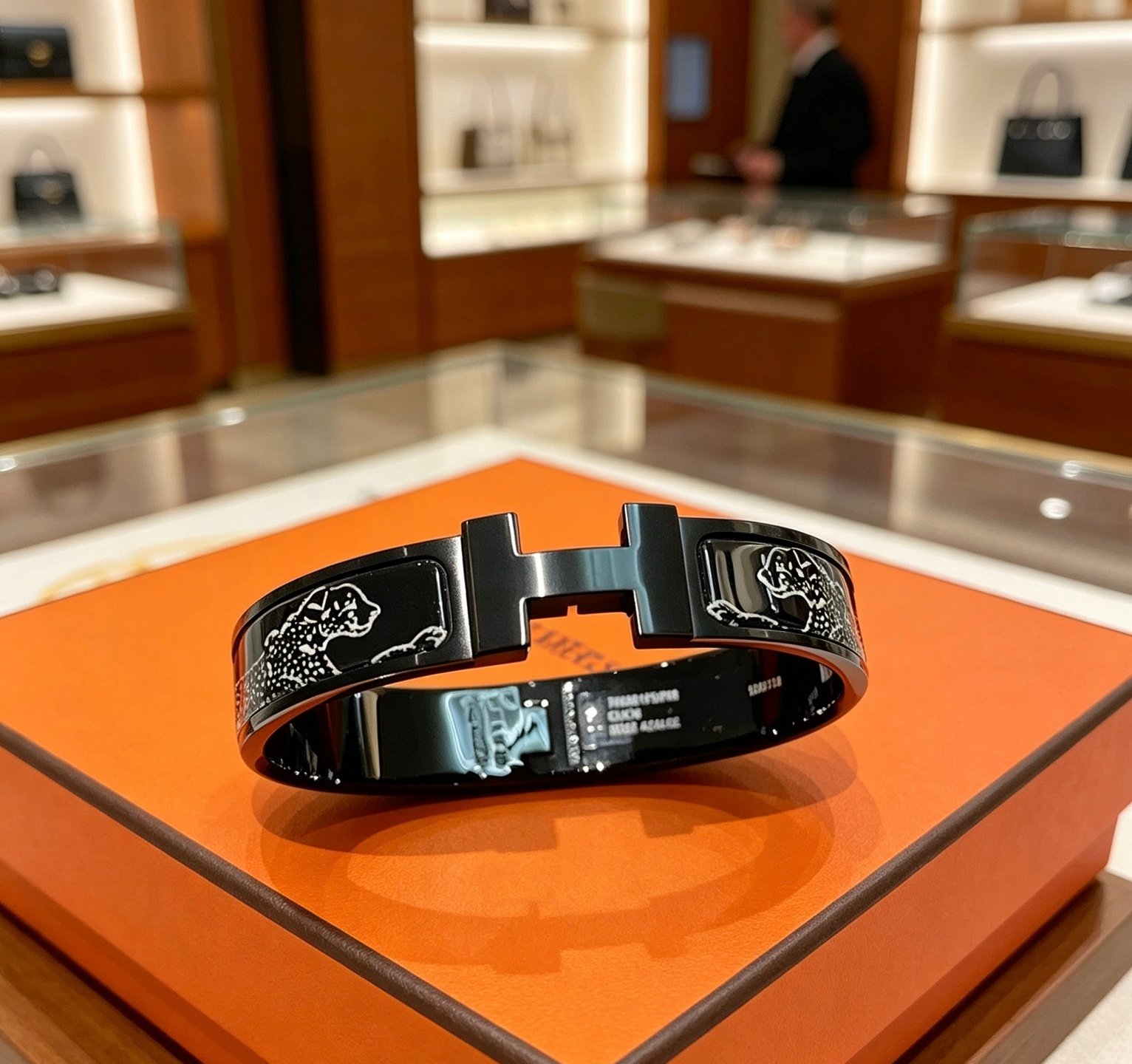 Bracciale Hermes Clic H Panthere de Cartier in metallo nero con dettagli in smalto bianco pantera 17