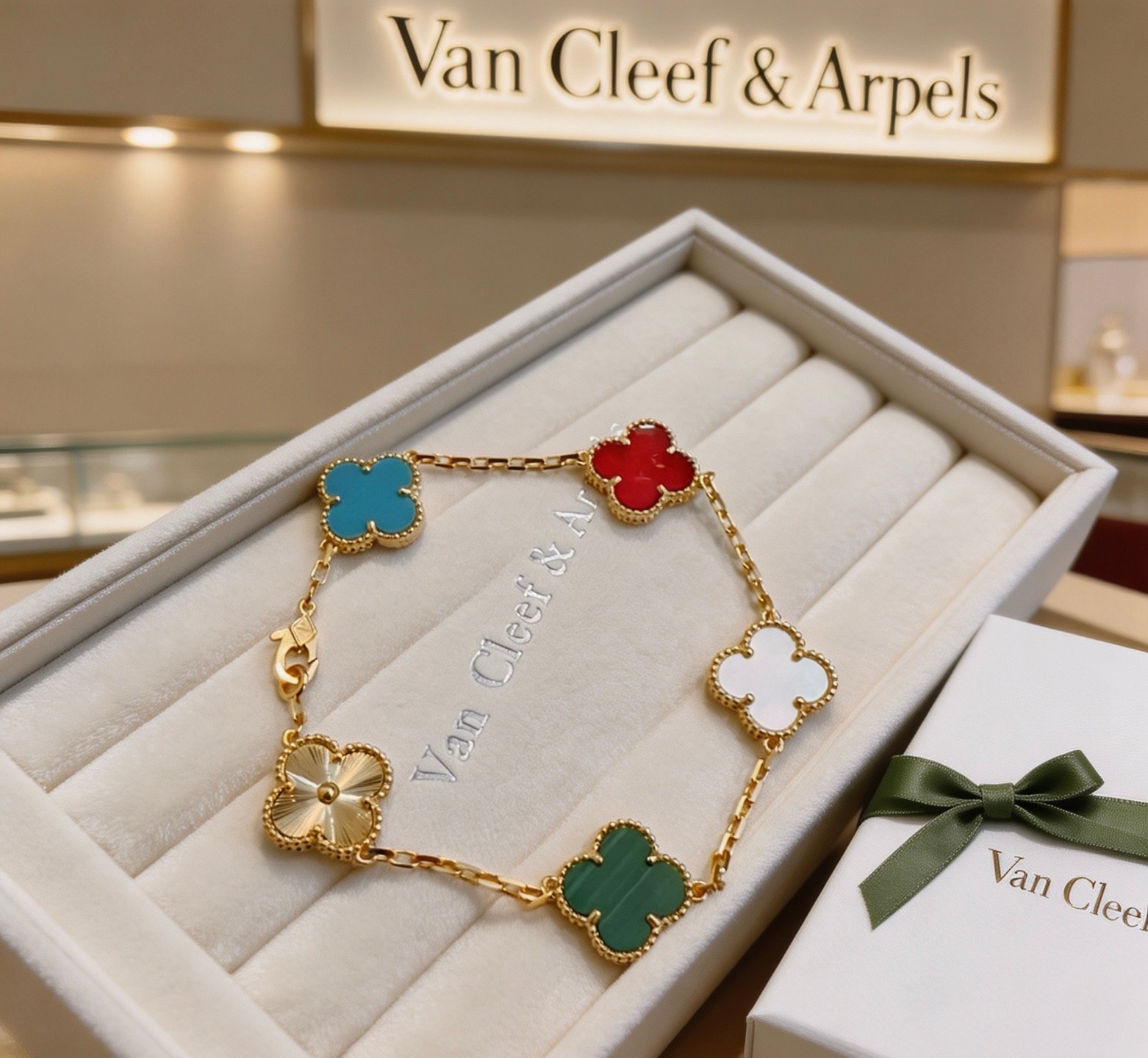 Bracciale Van Cleef Arpels Alhambra Metallo in oro giallo con motivi di trifoglio guilloché blu, rosso, corniola, madreperla bianca, verde malachite e oro 17 cm