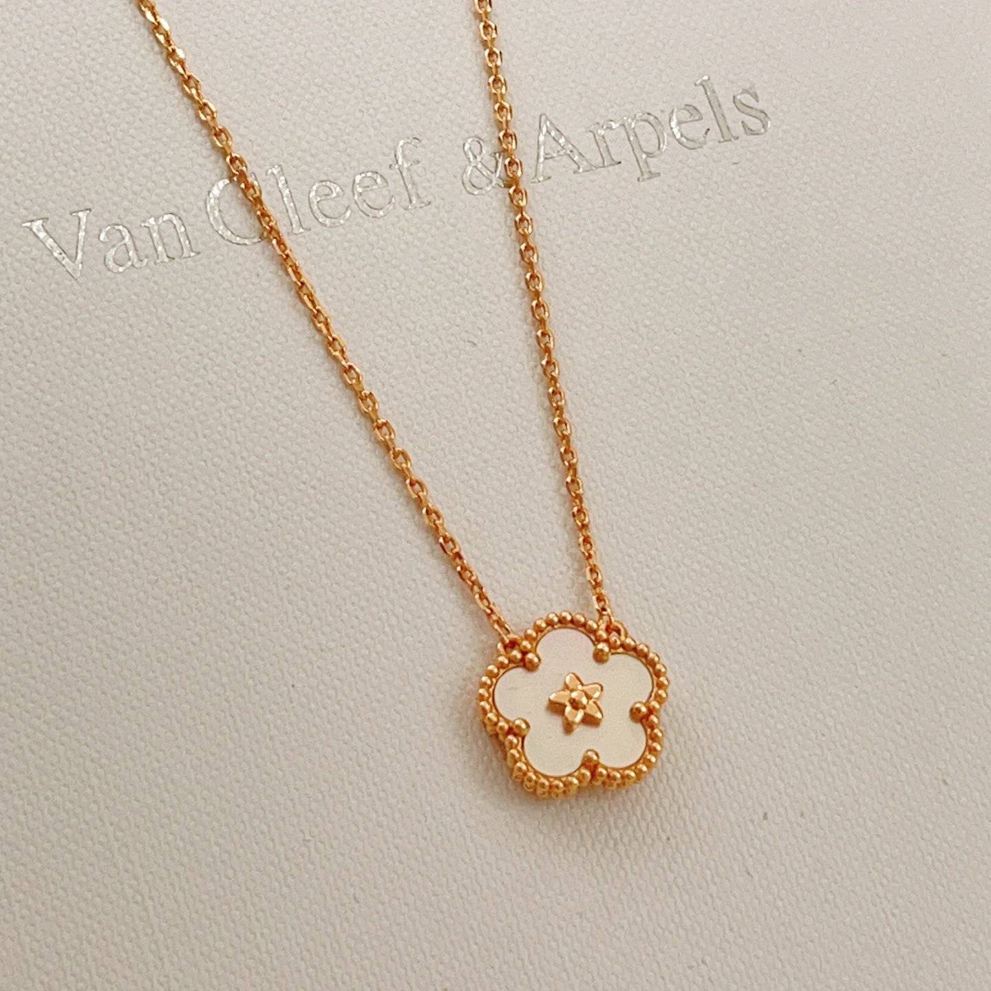 Collana Van Cleef Arpels Lucky Spring Plum Blossom oro rosa 18 carati madreperla bianca 42 cm