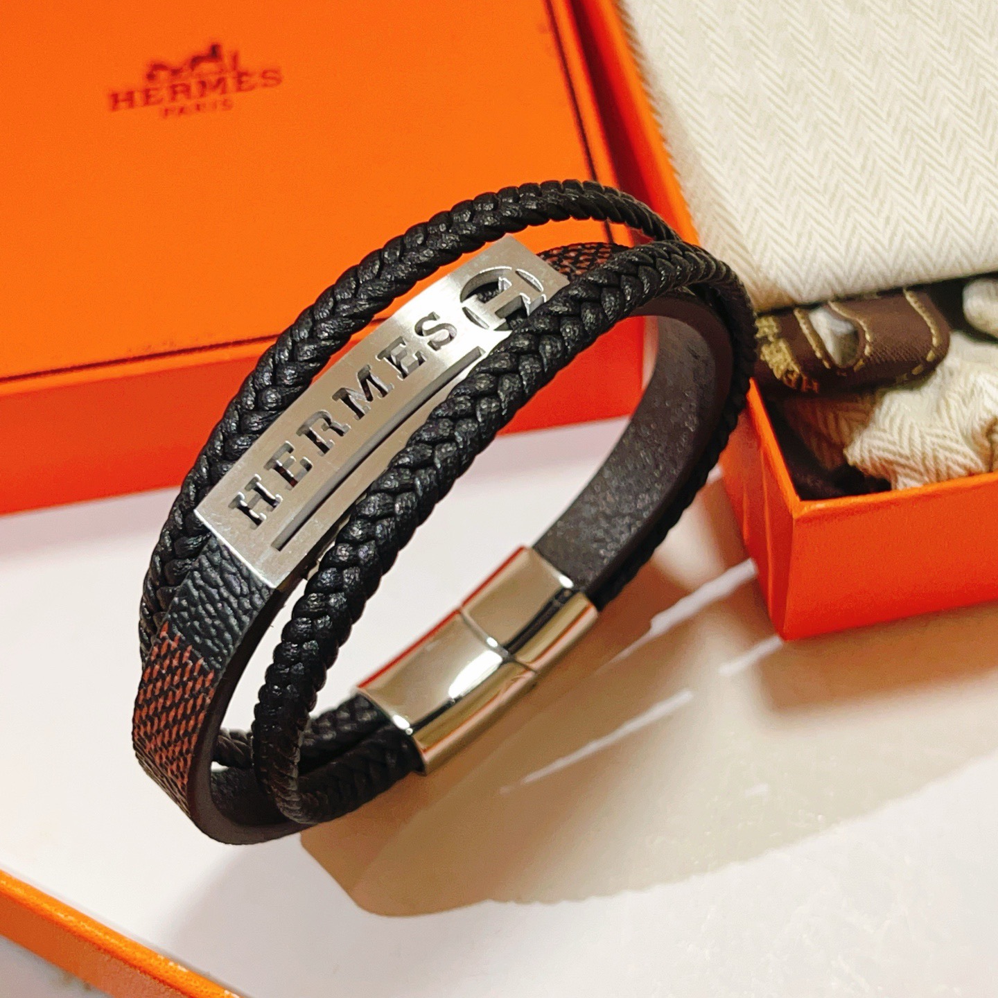 Hermes H Plaque Pulsera de cuero trenzado Pulsera Cuero trenzado negro Detalle de cuero marrón Herrajes de metal en tono plateado 19 cm